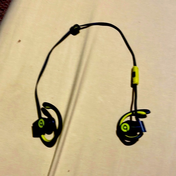 POWER BEATS - Picture 1 of 3